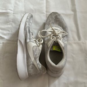 Nike grey floral sneakers women’s size 7